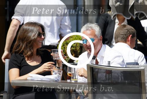 Amsterdam 11 juni 2015
Bram Moszkowicz met zijn vriendin Nienke Hoogervorst op terras in Amsterdam zuid