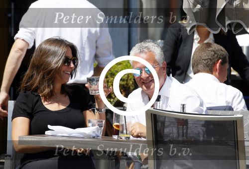 Amsterdam 11 juni 2015
Bram Moszkowicz met zijn vriendin Nienke Hoogervorst op terras in Amsterdam zuid