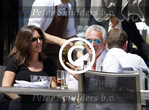 Amsterdam 11 juni 2015
Bram Moszkowicz met zijn vriendin Nienke Hoogervorst op terras in Amsterdam zuid