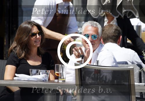Amsterdam 11 juni 2015
Bram Moszkowicz met zijn vriendin Nienke Hoogervorst op terras in Amsterdam zuid