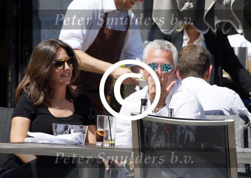Amsterdam 11 juni 2015
Bram Moszkowicz met zijn vriendin Nienke Hoogervorst op terras in Amsterdam zuid