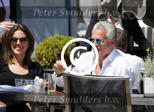 Amsterdam 11 juni 2015
Bram Moszkowicz met zijn vriendin Nienke Hoogervorst op terras in Amsterdam zuid