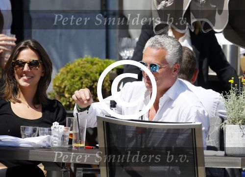 Amsterdam 11 juni 2015
Bram Moszkowicz met zijn vriendin Nienke Hoogervorst op terras in Amsterdam zuid