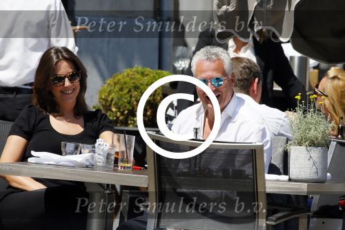 Amsterdam 11 juni 2015
Bram Moszkowicz met zijn vriendin Nienke Hoogervorst op terras in Amsterdam zuid