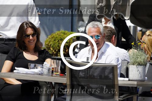 Amsterdam 11 juni 2015
Bram Moszkowicz met zijn vriendin Nienke Hoogervorst op terras in Amsterdam zuid