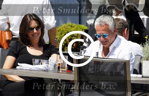 Amsterdam 11 juni 2015
Bram Moszkowicz met zijn vriendin Nienke Hoogervorst op terras in Amsterdam zuid