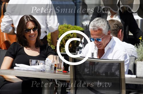 Amsterdam 11 juni 2015
Bram Moszkowicz met zijn vriendin Nienke Hoogervorst op terras in Amsterdam zuid