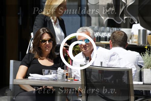 Amsterdam 11 juni 2015
Bram Moszkowicz met zijn vriendin Nienke Hoogervorst op terras in Amsterdam zuid