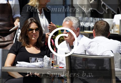 Amsterdam 11 juni 2015
Bram Moszkowicz met zijn vriendin Nienke Hoogervorst op terras in Amsterdam zuid