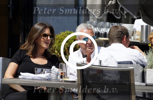 Amsterdam 11 juni 2015
Bram Moszkowicz met zijn vriendin Nienke Hoogervorst op terras in Amsterdam zuid