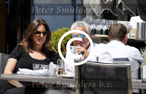 Amsterdam 11 juni 2015
Bram Moszkowicz met zijn vriendin Nienke Hoogervorst op terras in Amsterdam zuid