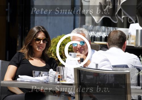 Amsterdam 11 juni 2015
Bram Moszkowicz met zijn vriendin Nienke Hoogervorst op terras in Amsterdam zuid