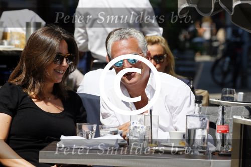 Amsterdam 11 juni 2015
Bram Moszkowicz met zijn vriendin Nienke Hoogervorst op terras in Amsterdam zuid