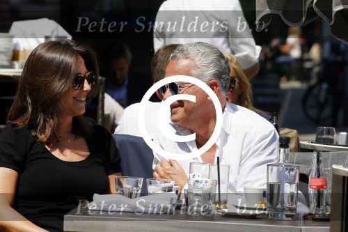 Amsterdam 11 juni 2015
Bram Moszkowicz met zijn vriendin Nienke Hoogervorst op terras in Amsterdam zuid
