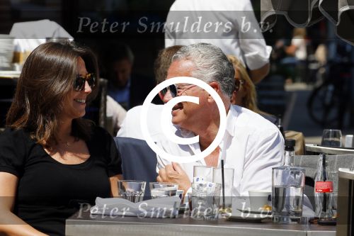 Amsterdam 11 juni 2015
Bram Moszkowicz met zijn vriendin Nienke Hoogervorst op terras in Amsterdam zuid