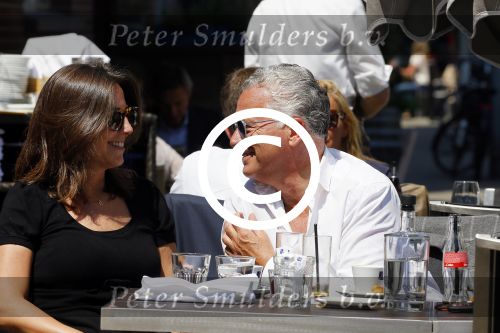 Amsterdam 11 juni 2015
Bram Moszkowicz met zijn vriendin Nienke Hoogervorst op terras in Amsterdam zuid