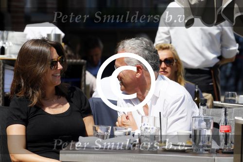 Amsterdam 11 juni 2015
Bram Moszkowicz met zijn vriendin Nienke Hoogervorst op terras in Amsterdam zuid