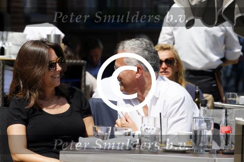Amsterdam 11 juni 2015
Bram Moszkowicz met zijn vriendin Nienke Hoogervorst op terras in Amsterdam zuid