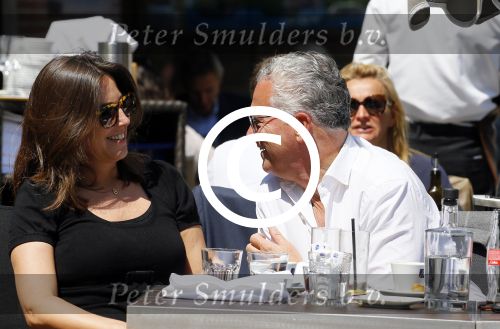 Amsterdam 11 juni 2015
Bram Moszkowicz met zijn vriendin Nienke Hoogervorst op terras in Amsterdam zuid