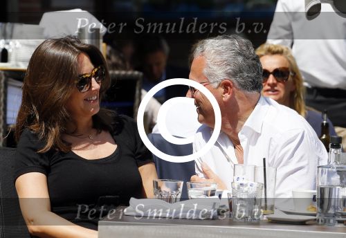 Amsterdam 11 juni 2015
Bram Moszkowicz met zijn vriendin Nienke Hoogervorst op terras in Amsterdam zuid