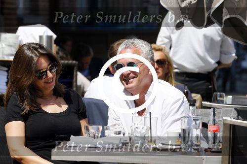 Amsterdam 11 juni 2015
Bram Moszkowicz met zijn vriendin Nienke Hoogervorst op terras in Amsterdam zuid