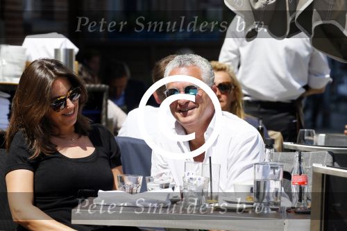Amsterdam 11 juni 2015
Bram Moszkowicz met zijn vriendin Nienke Hoogervorst op terras in Amsterdam zuid
