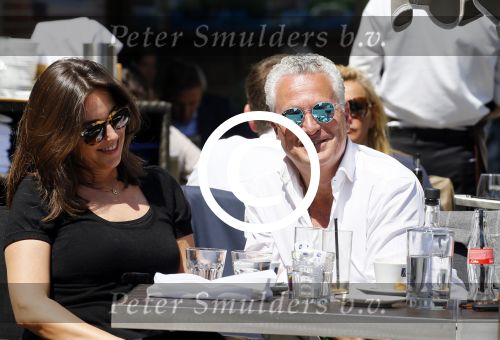 Amsterdam 11 juni 2015
Bram Moszkowicz met zijn vriendin Nienke Hoogervorst op terras in Amsterdam zuid