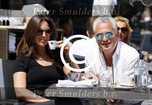 Amsterdam 11 juni 2015
Bram Moszkowicz met zijn vriendin Nienke Hoogervorst op terras in Amsterdam zuid