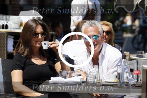 Amsterdam 11 juni 2015
Bram Moszkowicz met zijn vriendin Nienke Hoogervorst op terras in Amsterdam zuid
