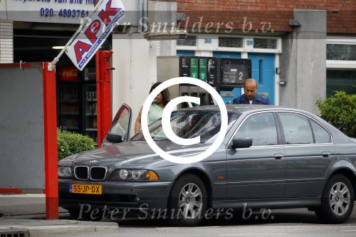 Amsterdam 16 juni 2015 
Caro Emerald gaat tanken met haar auto.