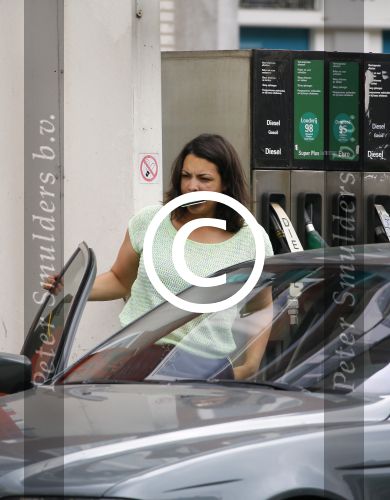 Amsterdam 16 juni 2015 
Caro Emerald gaat tanken met haar auto.