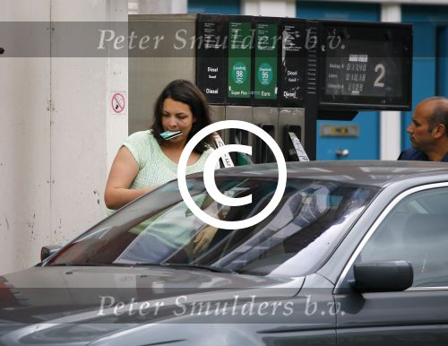 Amsterdam 16 juni 2015 
Caro Emerald gaat tanken met haar auto.