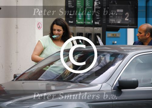 Amsterdam 16 juni 2015 
Caro Emerald gaat tanken met haar auto.