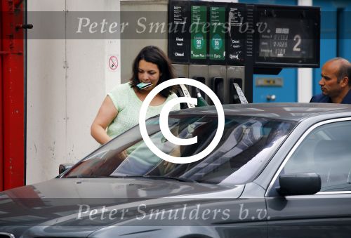 Amsterdam 16 juni 2015 
Caro Emerald gaat tanken met haar auto.