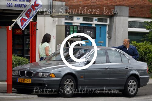 Amsterdam 16 juni 2015 
Caro Emerald gaat tanken met haar auto.