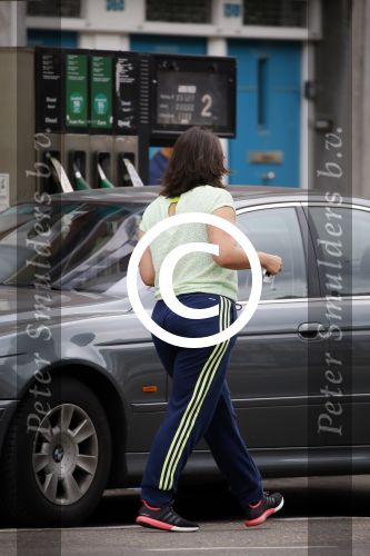Amsterdam 16 juni 2015 
Caro Emerald gaat tanken met haar auto.