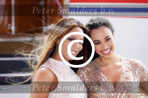 Schiphol OOst 18 juni 2015
Presentatie cast the bodyguard met in de hoofdrollen Romy Monteiro Carolina Dijkhuizen Mark v Eeuwen en Dave Mantel. Albert Verlinde is de producent namens Stage entertainment.
Ze arriveren in het nieuwe prive vliegtuig van John de Mol op schiphol OOst