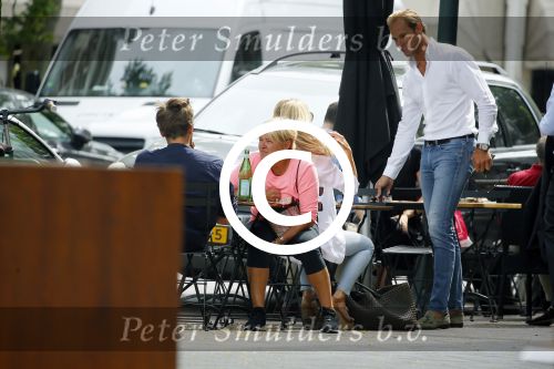 Amsterdam 10 augustus 2015
Caroline Tensen luncht met haar zoon Bob Wisse en vertrekt daarna op haar vespa scooter