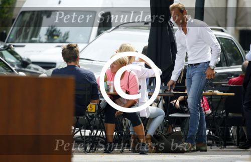 Amsterdam 10 augustus 2015
Caroline Tensen luncht met haar zoon Bob Wisse en vertrekt daarna op haar vespa scooter