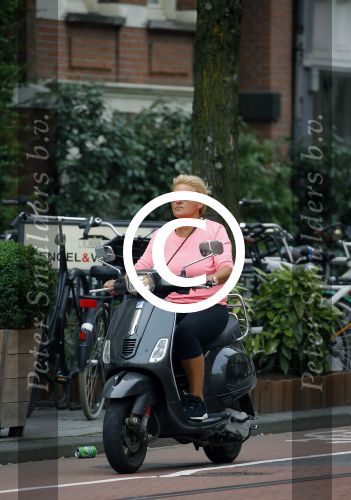 Amsterdam 10 augustus 2015
Caroline Tensen op haar Vespa scooter rijdend door Amsterdam