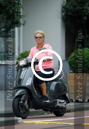 Amsterdam 10 augustus 2015
Caroline Tensen op haar Vespa scooter rijdend door Amsterdam