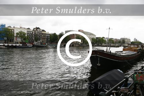 Amsterdam 20 juni 2015  
Trijntje Oosterhuis met zoontje op de fiets in Amsterdam. Trijntje gaat een huis binnen en ze geeft een toerist uitleg over hoe waar naartoe te lopen. Carre