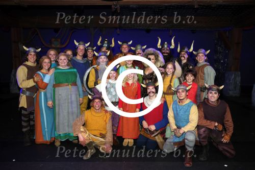 Rotterdam 9 augustus 2015
Edwin Smulders Johnny de Mol en Tomas v d Broek tijdens opnames van het rtl programma Down met Johnny. We gingen naar de premiere naar Wickie de Viking in het nieuwe Luxor. de cast Josje Huisman (Elza Eenoog/ Clodovea)
Remi de Smet (Wickie) 
Marleen van der Loo (Ilva) 
James Cooke (Tjurre) 
Steve Beirnaert (Snorre)
Jeroen Phaff (Vreselijke Sven)
Simon Zwiers (Halvar)
Menno KÃ¶hler (Faxe)
Joris Gootjes (Gorm)
Bas Timmers (Urobe)
Martine de Jager  (Greta)
Christophe Degelin (Piraat)
Remy Vetter (Piraat)