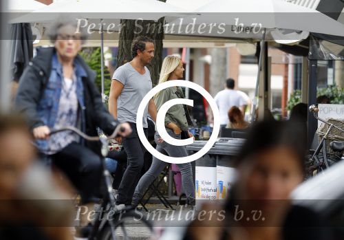 Amsterdam 12 augustus 2015 
Chantal Janzen met haar man Marco op de cornelis schuytstraat