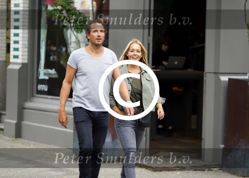 Amsterdam 12 augustus 2015 
Chantal Janzen met haar man Marco op de cornelis schuytstraat