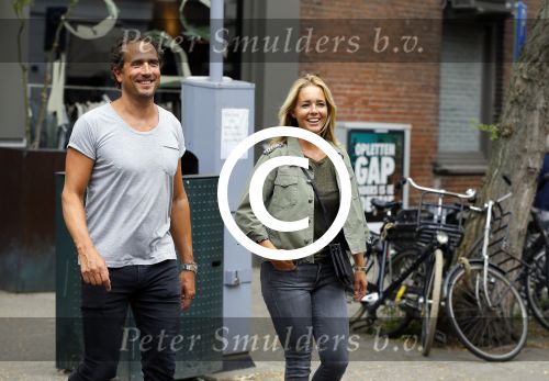 Amsterdam 12 augustus 2015 
Chantal Janzen met haar man Marco op de cornelis schuytstraat