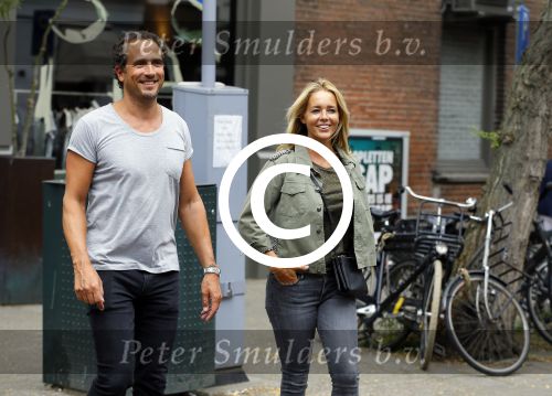Amsterdam 12 augustus 2015 
Chantal Janzen met haar man Marco op de cornelis schuytstraat