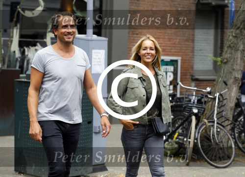 Amsterdam 12 augustus 2015 
Chantal Janzen met haar man Marco op de cornelis schuytstraat