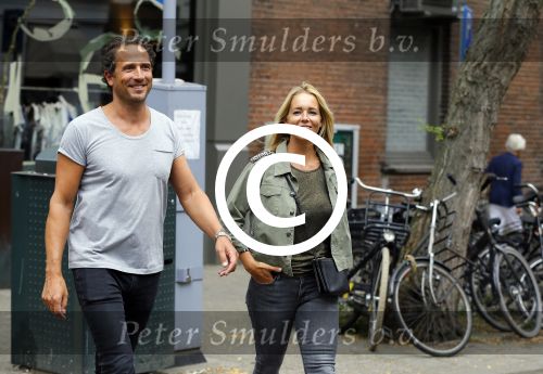 Amsterdam 12 augustus 2015 
Chantal Janzen met haar man Marco op de cornelis schuytstraat