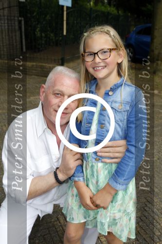 Blaricum 14 juni 2015
Rene Froger heeft een surprise feestje voor zijn vrouw Natasja georganiseerd voor haar 50e verjaardag. Het feest vindt plaats in de tuin van hun huis. Charlie Janssen met kleindochter Charlie